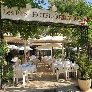 Les Pins Restaurant Et D'hôtes Hotel